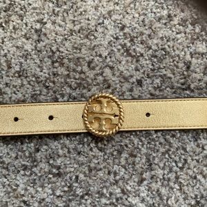 Tory Burch 1” Twisted Logo Belt - gold
